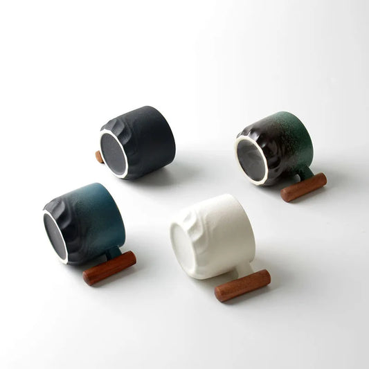 Taza de cerámica con asa de madera