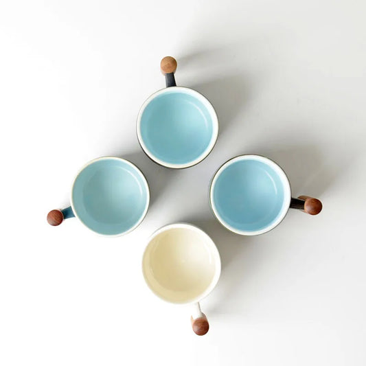 Taza de cerámica con asa de madera
